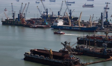 Kapal tunda (tug boat) melintas di perairan Pelabuhan Tanjung Perak Surabaya, Jawa Timur, Selasa (2/7/2019).