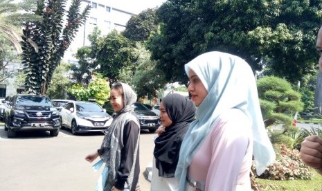 Artis Fairuz A Rafiq (hijab biru muda) dan sang suami Sonny Septian (kemeja hitam) saat tiba di Ditreskrimsus Polda Metro Jaya untuk mengklarifikasi laporan terhadap Galih Ginanjar Galih Ginanjar serta pemilik akun YouTube atas nama Rey Utami dan Pablo Benua atas ucapan yang melanggar unsur kesusilaan dan pencemaran nama baik.