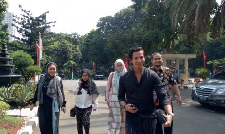 Artis Fairuz A Rafiq (hijab biru muda) dan sang suami Sonny Septian (kemeja hitam) saat tiba di Ditreskrimsus Polda Metro Jaya untuk mengklarifikasi laporan terhadap Galih Ginanjar Galih Ginanjar serta pemilik akun YouTube atas nama Rey Utami dan Pablo Benua atas ucapan yang melanggar unsur kesusilaan dan pencemaran nama baik.