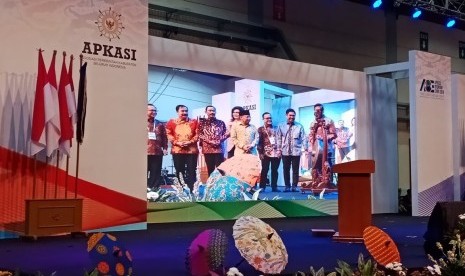 Menteri Koordinator Bidang Politik, Hukum, dan Kemanan Wiranto mengunjungi stand daerah-daerah yang memamerkan kerajinan dan produk lokal, dalam pameran Apkasi Otonomi Expo 2019, di Jakarta Convention Center (JCC) Senayan, Jakarta, Rabu (3/7). 