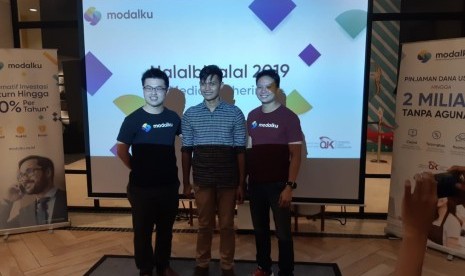 COO Modalku Iwan Kurniawan, peminjam Modalku M. Khoiruddin, dan CEO Modalku Reynold Wijaya dalam diskusi Modalku, di Jakarta, Rabu (3/7). 