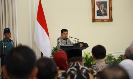 Wakil Presiden Jusuf Kalla saat menyerahkan penghargaan Piala Paritrana jaminan sosial ketenagakerjaan ke Pemerintah daerah di Istana Wakil Presiden, Jakarta, Rabu (3/7).