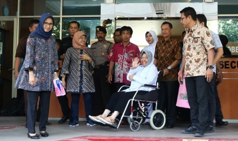 Wali Kota Surabaya Tri Rismaharini melambaikan tangan saat keluar dari Graha Amerta RSUD Dr Soetomo, Surabaya, Jawa Timur, Rabu (3/7/2019).