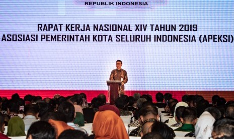 Mendagri Tjahjo Kumolo memberikan paparan saat menjadi pembicara kunci pada pembukaan Rapat Kerja Nasional (Rakernas) XIV Asosiasi Pemerintah Kota Seluruh Indonesia (APEKSI) 2019 di Semarang, Jawa Tengah, Rabu (3/7/2019).