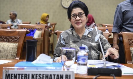 Menteri Kesehatan Nila F. Moeloek bersiap mengikuti rapat kerja dengan Komisi IX DPR di Kompleks Parlemen, Senayan, Jakarta, Rabu (3/7/2019).