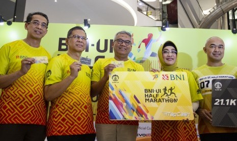 (dari kiri) Direktur Utama BNI Life Shadiq Akasya, Direktur Pengembangan Karir dan Hubungan Alumni UI Erwin Nurdin, Ketua Umum ILUNI UI Arief Budhy Hardono, Direktur Hubungan Kelembagaan BNI Adi Sulistyowati, dan Ketua Pelaksana BNI-UI Half Marathon Wisaksono Soegandhi menunjukkan mock up dan kartu BNI TapCash edisi khusus BNI-UI Half Marathon 2019 di Jakarta, Rabu (3/7/2019).