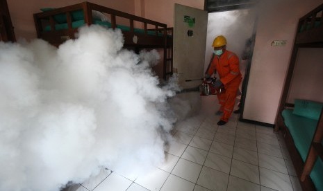 Petugas melakukan pengasapan (fogging) Asrama Haji Embarkasih Surabaya (AHES) Sukolilo, Surabaya, Jawa Timur, Rabu (3/7/2019).