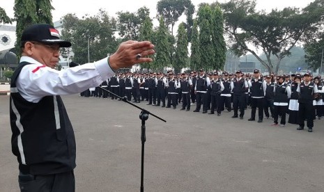 Direktur Bina Haji Kemenag Khoirizi H Dasir, memberikan pengarahan saat apel pagi petugas haji sebelum berangkat menuju Bandara Soekarno-Hatta, Cengkareng, Tangerang, Banten, Kamis (4/7). 