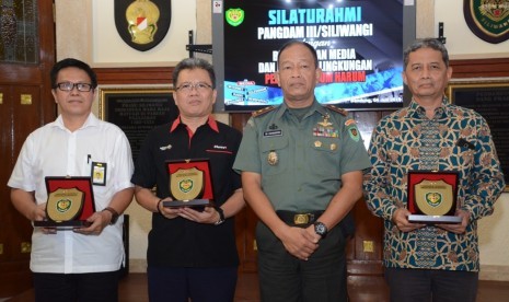 Pangdam III Siliwangi Mayjen TNI Tri Soewandono berfoto bersama insan media, BBWS dan penggiat Lingkungan Hidup dalam acara Coffe Morning di Makodam. 