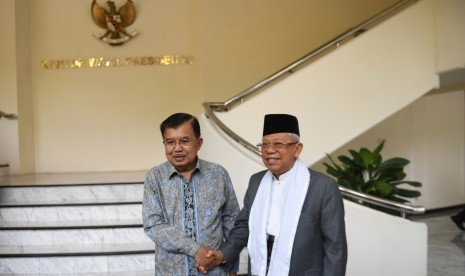 Wakil Presiden Jusuf Kalla (kiri) berjabat tangan dengan Wakil Presiden terpilih KH Ma'ruf Amin (kanan) sebelum melakukan pertemuan di Kantor Wapres, Jakarta, Kamis (4/7/2019). 