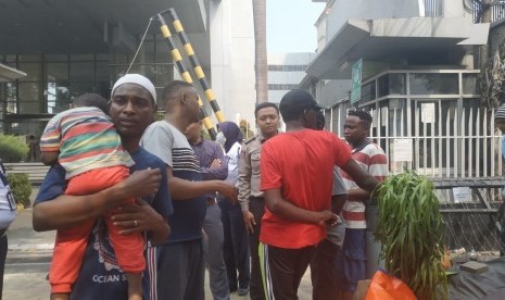 Perwakilan UNHCR temui pendemo imigran yang mencari tempat tinggal atau suaka di depan gedung Menara Ravindo, Kebon Sirih, Kamis (4/7). 