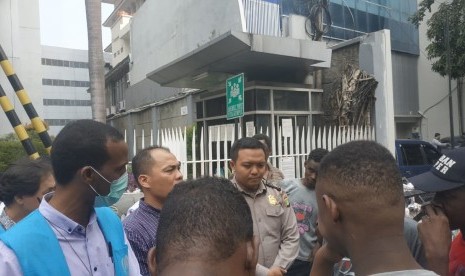 Perwakilan UNHCR temui pendemo imigran yang mencari tempat tinggal atau suaka di depan gedung Menara Ravindo, Kebon Sirih, Kamis (4/7). 