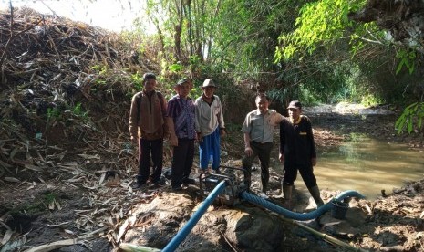 Kepala Dinas Pangan dan Pertanian Kabupaten Purwakarta, Agus Rachlan Suherlan, saat memantau proses pompanisasi yang dilakukan petani di Kecamatan Cibatu, Kamis (4/7). 