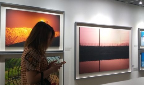 Para pengunjung menikmati foto hasil jepretan Choi Byung Kwan dalam pameran foto Demilitarized Zone (DMZ) di Museum Nasional, Jakarta, Kamis (4/7).