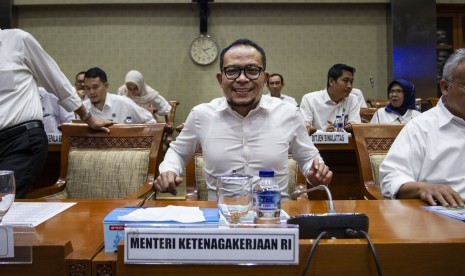 Menteri Ketenagakerjaan Muhammad Hanif Dhakiri (tengah) 