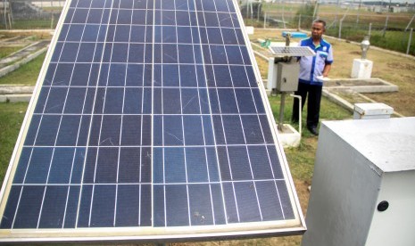 Petugas memeriksa Panel Pembangkit Listrik Tenaga Surya di kantor Badan Meteorologi Klimatologi dan Geofisika (BMKG) Juanda, Sidoarjo, Jawa Timur, Kamis (4/7/2019). 