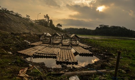 Sejumlah rakit ditambatkan ditepian Danau Situ Gede yang airnya mulai surut, di Kecamatan Mangkubumi, Kota Tasikmalaya, Jawa Barat, Kamis (4/7/2019).