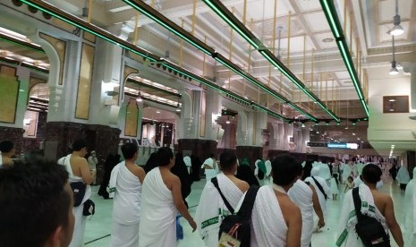 Sejumlah jamaah sedang melaksanakan sai di antara Bukit Shafa dan Marwah sebagai bagian dari rangkaian umrah. Malaysia Didesak Bantu Atasi Kenaikan Harga Paket Umroh