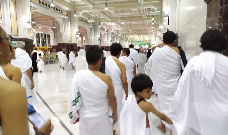 Sejumlah jamaah, di antaranya ada yang masih anak-anak sedang melaksanakan sai di antara Bukit Shafa dan Marwah sebagai bagian dari rangkaian umrah (ilustrasi)