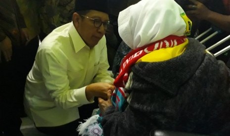 Menteri Agama Lukman Hakim Saifuddin menyambut kedatangan jamaah calon haji kelompok terbang (kloter) pertama dan kedua yang tiba di Asrama Haji Embarkasi Surabaya, Jawa Timur, Jumat (5/7).