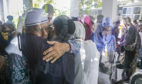 Jamaah calon haji (JCH) yang tergabung dalam kelompok terbang (kloter) I Embarkasi Batam berpamitan dengan keluarganya sebelum memasuki Asrama haji Batam Centre, Batam, Kepulauan Riau, Jumat (5/7/2019).