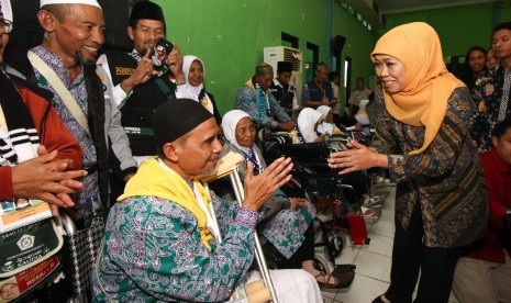 Gubernur Jawa Timur Khofifah Indar Parawansa (kanan) menyambut sejumlah jamaah calon haji di asrama haji embarkasi Surabaya, Jawa Timur, Jumat (5/7/2019). 