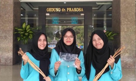 Tim mahasiswa Universitas Sebelas Maret (UNS) telah berhasil membuat bioplastik dari limbah eceng gondok. 