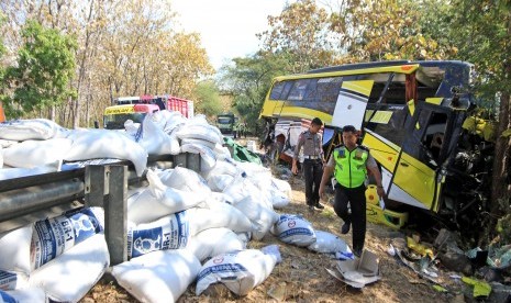 Polisi melakukan olah Tempat Kejadian Perkara (TKP) kecelakaan beruntun di Jalan Raya Baluran KM 253, Banyuwaputih, Situbondo, Jawa Timur, Jumat (5/7/2019).