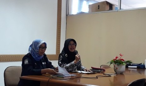 Kepala Bagian Humas dan Protokol Pemkab Sleman, Shavitri Nurmala  Dewi dan Kepala Dinas Pendidikan Kabupaten Sleman, Sri Wantini, di Kantor  Disdik Sleman, Jumat (5/6).