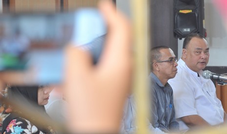 Ketua Komisi Pemilihan Umum (KPU) Palembang Eftiyani (kanan) dan rekannya komisioner Alex Barzili yang menjadi terdakwa mengikuti sidang perdana dugaan pidana Pemilu Palembang di Pengadilan Negeri Klas I Palembang, Sumsel, Jumat (5/7/2019).