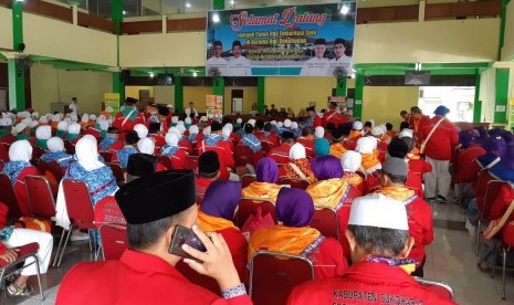 Jamaah calon haji (calhaj) kelompok terbang (kloter) pertama dari Embarkasi Solo tiba di Asrama Haji Donohudan di Kabupaten Boyolali, Jawa Tengah, Sabtu (6/7) pagi. Mereka mengikuti pengarahan dari Panitia Pemberangkatan Ibadah Haji (PPIH) Embarkasi Solo. 