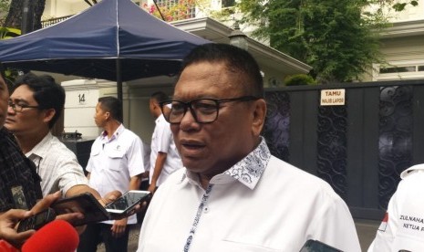 Ketua DPD RI, Oesman Sapta Odang memberikan keterangan kepada awak media saat berkunjung ke kediaman KH. Maruf Amin di Jalan Situbondo, Menteng Jakarta Pusat, Jumat (5/7).