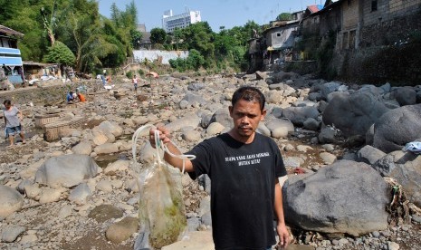 Penggiat lingkungan dari Komunitas Peduli Ciliwung menunjukkan limbah medis saat Mulung Sampah di sungai Ciliwung, Kampung Kebon Jukut, Kelurahan Babakan Pasar, Kota Bogor, Jawa Barat, Sabtu (6/7/2019).