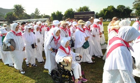 Sejumlah jemaah calon haji Kota Bogor melakukan tawaf saat praktik manasik haji massal di Lapangan Sukasari, Kota Bogor.