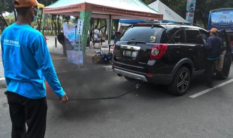 Petugas Sudin Lingkungan Hidup DKI Jakarta melakukan uji emisi kendaraan bermotor di kawasan Lapangan Banteng, Jakarta, Sabtu (6/7/2019). 