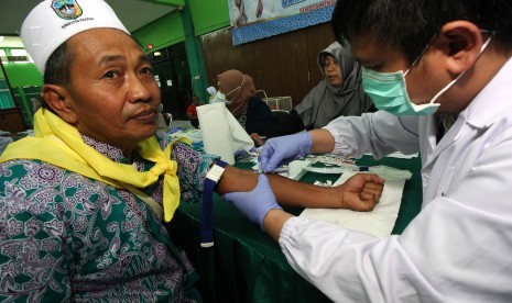 Kemenkes Minta Petugas Kesehatan Susun Kontingensi Penyelenggaraan Haji. Foto: Petugas kesehatan mengambil darah calon haji untuk dites, di Asrama Haji Embarkasi Surabaya, di Surabaya, Jawa Timur, Sabtu (6/7/2019). 