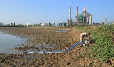 Petani memompa air dari telaga Balong di Balongan, Indramayu, Jawa Barat, Sabtu (6/7/2019).