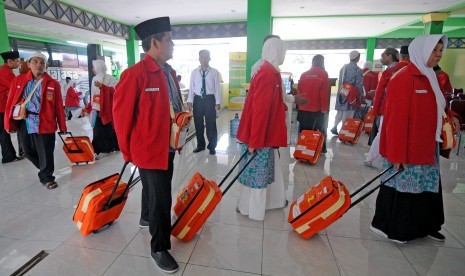 Calon jamaah haji memasuki Asrama Haji Donohudan, Boyolali, Jawa Tengah.