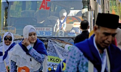 Ilustrasi. Jamaah calon haji turun dari bus saat tiba di Asrama Haji Sudiang, Makassar, Sulawesi Selatan, Sabtu (6/7/2019). Sri Yuniarsih, Calon Jamaah Haji Termuda Kloter I Embarkasi Makassar