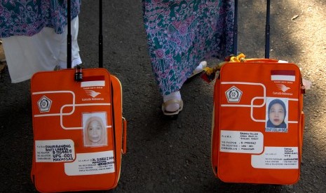 Calon jamaah haji membawa koper saat tiba di Asrama Haji Sudiang, Makassar, Sulawesi Selatan, Sabtu (6/7/2019).