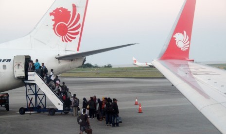 Sejumlah calon penumpang antre naik ke pesawat maskapai Lion Air 