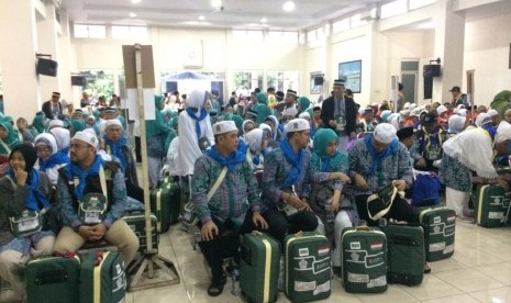 Ribuan orang mengantar calon jamaah haji di Gedung Dakwah, Kota Tasikmalaya, Senin (8/7). 