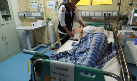 Salah seorang petugas Klinik Kesehatan Haji Indonesia (KKHI)  Madinah sedang menangani pasien atas nama Mursiti (71), jamaah asal Mandailing Natal (Madina) Embarkasi 001 Batam, Ahad (7/7) waktu Arab Saudi. Pasien ini mengalami demensia dan dehidrasi.