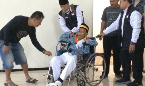 Seorang calon jamaah haji asal Kota Tasikmalaya diduga terkena serangan jantung saat hendak diberangkatkan ke lokasi embarkasi, Senin (8/7). 