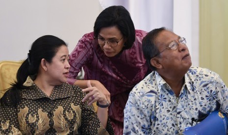 Menko PMK Puan Maharani (kiri) berbincang dengan Menteri Keuangan Sri Mulyani (tengah) disaksikan Menko Perekonomian Darmin Nasution sebelum mengikuti Sidang Kabinet Paripurna di Istana Bogor, Jawa Barat, Senin (8/7/2019).