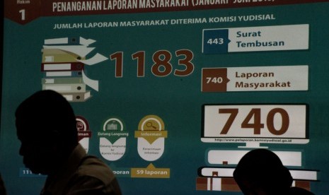 Sejumlah jurnalis menghadiri pemaparan tentang laporan masyarakat pada semester I 2019 oleh Ketua Bidang Pengawasan Hakim dan Investigasi Komisi Yudisial Sukma Violetta di kantor Komisi Yudisial, Jakarta, Senin (8/7/2019).