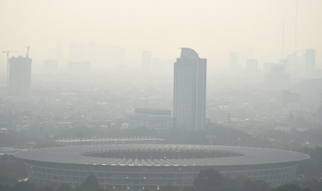 Gedung bertingkat tersamar kabut polusi udara di Jakarta, Senin (8/7/2019). 