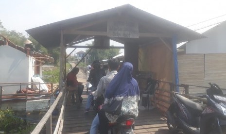 Jembatan apung di waduk Saguling menjadi salah satu jalan alternatif bagi warga yang memakai kendaraaan atau berjalan kaki  hendak melintas dari Saguling menuju Batujajar. Dibandingkan harus memutar melalui Kota Baru Parahyangan dan Padalarang. Jalur alternatif ini lebih singkat.