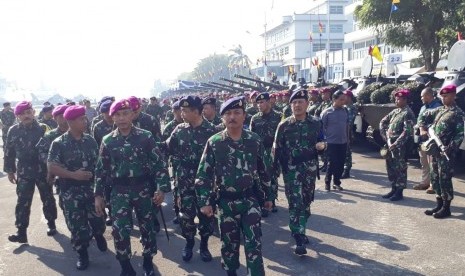 TNI Angkatan Laut melaksanakan Gelar Kesiapan Pasukan dalam rangka Manuvra Lapangan (Manlap) latihan tertinggi TNI AL Armada Jaya XXXVII Tahun 2019 di Dermaga Ujung Komando Armada (Koarmada) II Surabaya, Selasa (9/7). Apel yang digelar dipimpin langsung Kepala Staf Angkatan Laut (Kasal) Laksamana TNI Siwi Sukma Adji