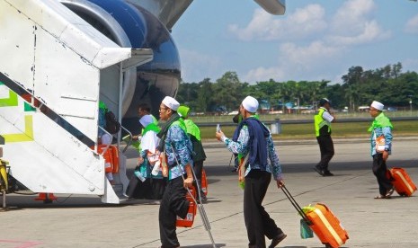 Jamaah haji kalsel bakal diangkut pesawat lebih besar. Foto: Sejumlah jamaah calon haji asal Hulu Sungai Selatan dan Banjarmasin berjalan memasuki pesawat saat keberangkatan kloter pertama di Bandara Syamsuddin Noor, Banjarbaru, Kalimantan Selatan, Selasa (9/7/2019).